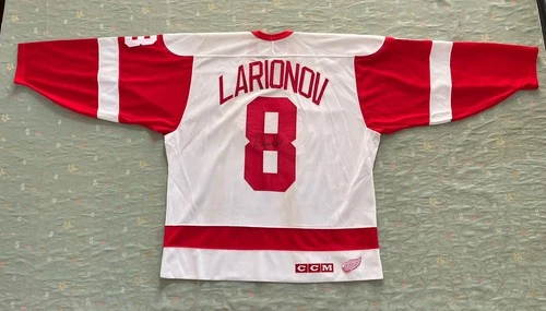 Igor Larionov # 8 Signed NHL Stanley Cup Detroit Red Wings Hockey Jersey CCM L
