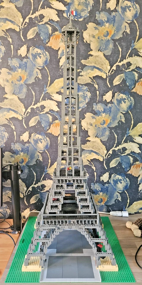 LEGO Creator 10181 Eiffel Tower 1:300, photo 1 of 5