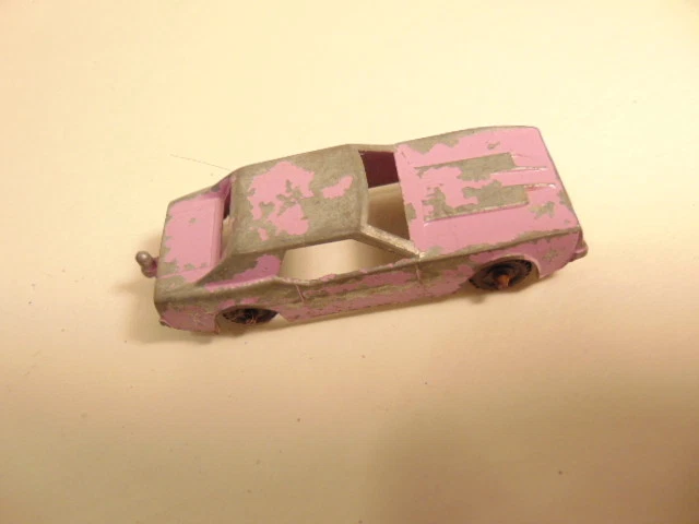Coche vintage de metal blanco con pintura rosa desgastada: MidgeToy, Rockford, Illinois  Foto 3 de 4