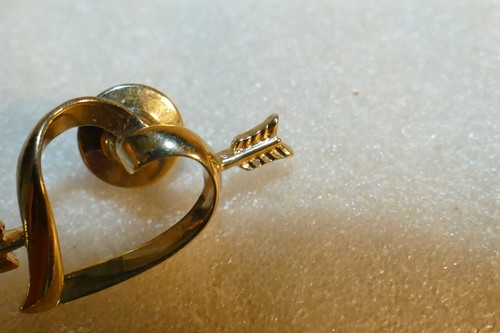 Avon Gold Tone Open Heart “Love Struck” w/ Arrow Tie Tack Lapel Pin & Solid one - Picture 6 of 9