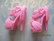 BARBIE DOLL / PAIR OF SHOES: BOOTS, PUMPS ....... (2571)