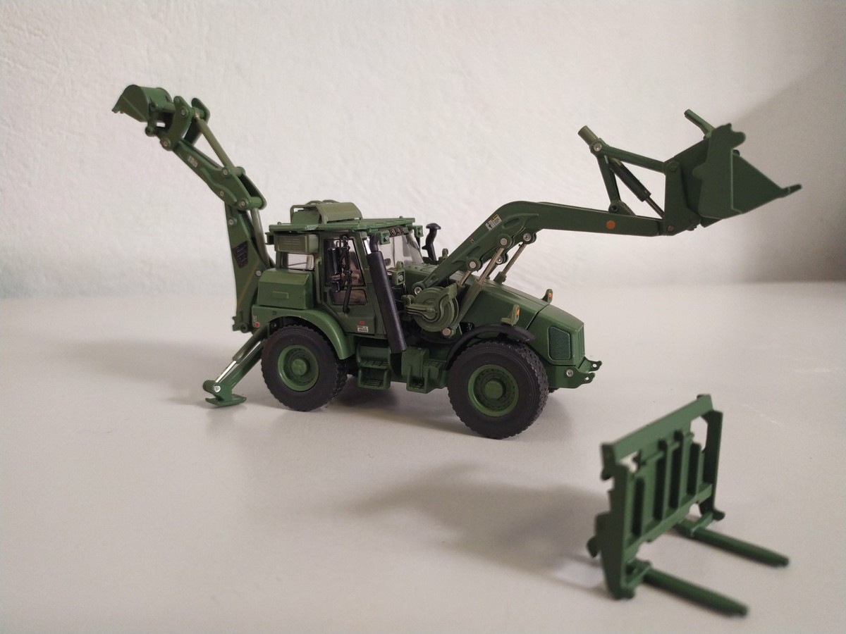 MotorArt JCB HMEE Escavatore Militare 1:50 &ndash; Versione Olive Green, Edizione Limitata Svedese