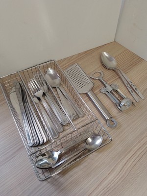 Tablett mit einfachem Besteck & Küchenessentials - brillantes Studenten-Start-up-Kit!