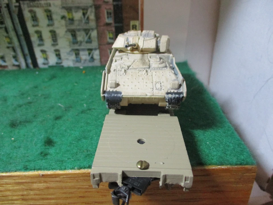 CORGI 1:64 TACTICAL STRIKE M2A2 BRADLEY FIGHTING VEHICLE w/HO DIE CAST FLAT CAR - Image 2 of 4