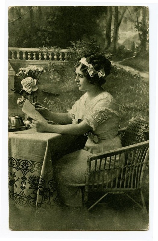1910s Glamour Glamor Lovely LADY READING Fashion Beauty photo postcard