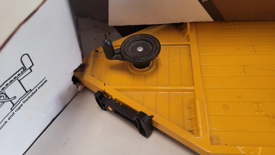 John Deere Flatbed Machine Trailer 1/16 ERTL #594 Die-Cast 1990 New-DAMAGED Box - Image 2 of 4