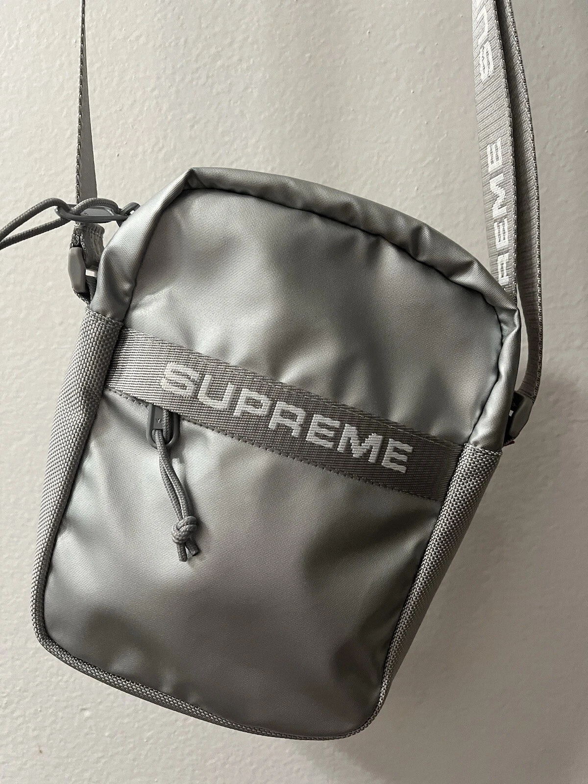 Sac bandoulière Supreme argent FW22