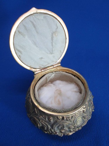 ART NOVEAU ROUND GILDED METAL JEWEL / TRINKET BOX.  RAISED RELIEF FLORAL  ON LID - Foto 3 di 7