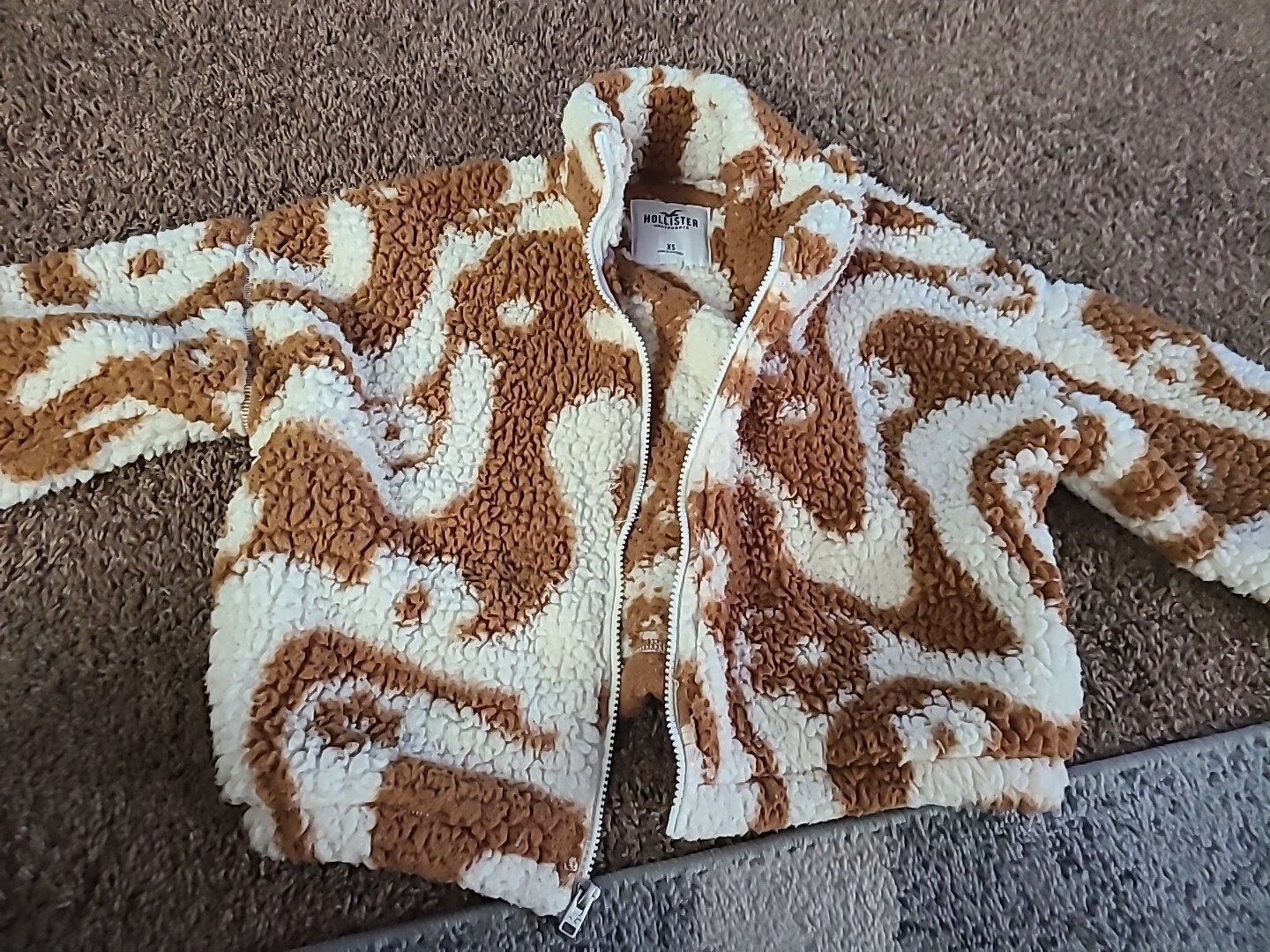 PREOWNED Hollister Sherpa Super Soft Fuzzy Fleece Zip Up Jacket Cream / Brown XS