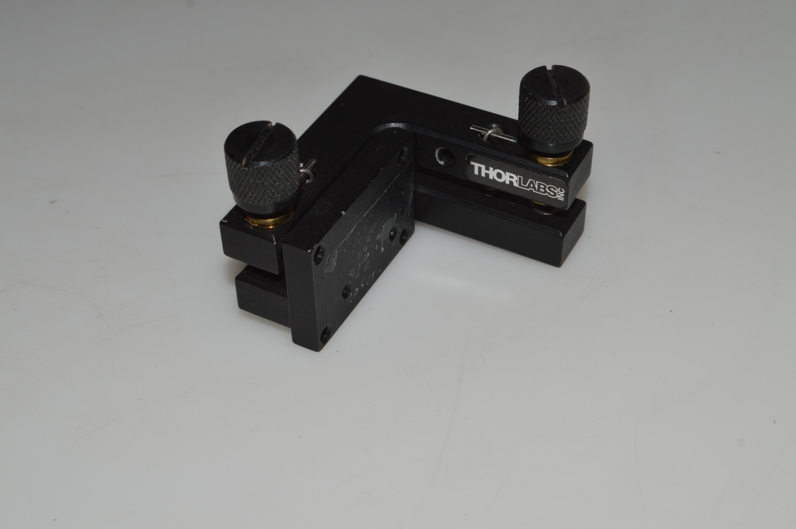*JM* THORLABS KM100P Kinematic Prism Mount (KFR90) สถานีตำรวจภูธรตากใบ