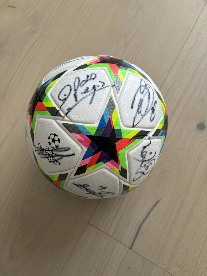 Pallone Uefa C.L. Autografato Dalla Rosa Della F.C. Juventus Prov.UEFA con COA - Immagine 3 di 4