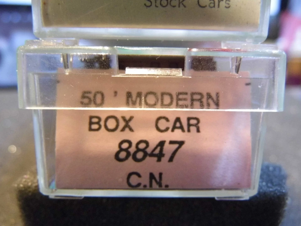 N - Roundhouse 8847 - 50' Modern Boxcar, Canadian National    LN w/ M-M coup - Image 2 of 2