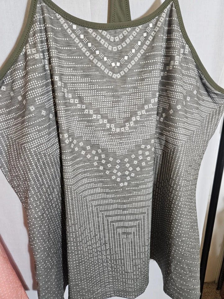 2 regatas prAna com sutiã automático racerback ioga academia exército verde e laranja GG - Imagem 4 de 4