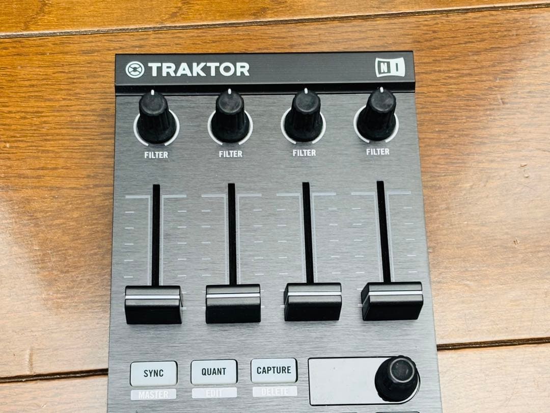 Native Instruments Traktor Kontrol F1 Remix Controller 16 Pads 4