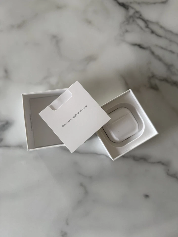 Auriculares internos con cancelación activa de ruido AirPods 4 con estuche de carga Foto 2 de 3