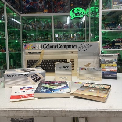 Commodore VIC-20 + Datasete Unit + Joystick + 8k Ram Cartridge + Cassette