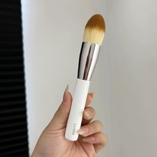 The Foundation Brush Smooth, precision coverage Brush