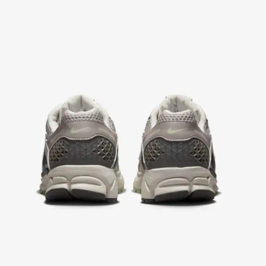 Nike Women's Zoom Vomero 5 Shoes 