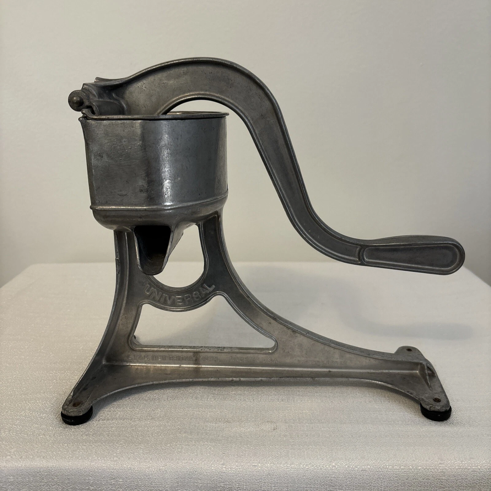 Vintage Universal Juicer Citrus Squeezer Hand Press Aluminum w/Strainer USA