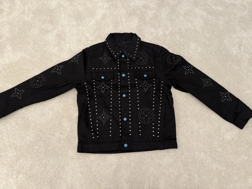 Chaqueta de mezclilla para hombre Louis Vuitton negra adornada monograma metal algodón talla 48 Foto 2 de 4