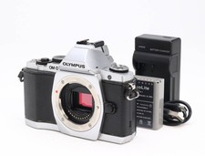OLYMPUS OM-D E-M5 Body Silver Working