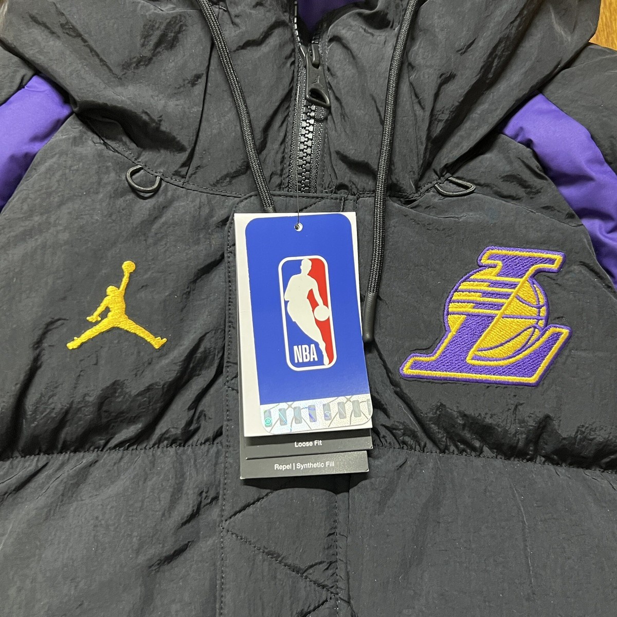 【タグ付き】NBA Lakers button up Puffer ジャケット NBA Monogram LA Lakers Puffer Jacket | New Era Cap UK