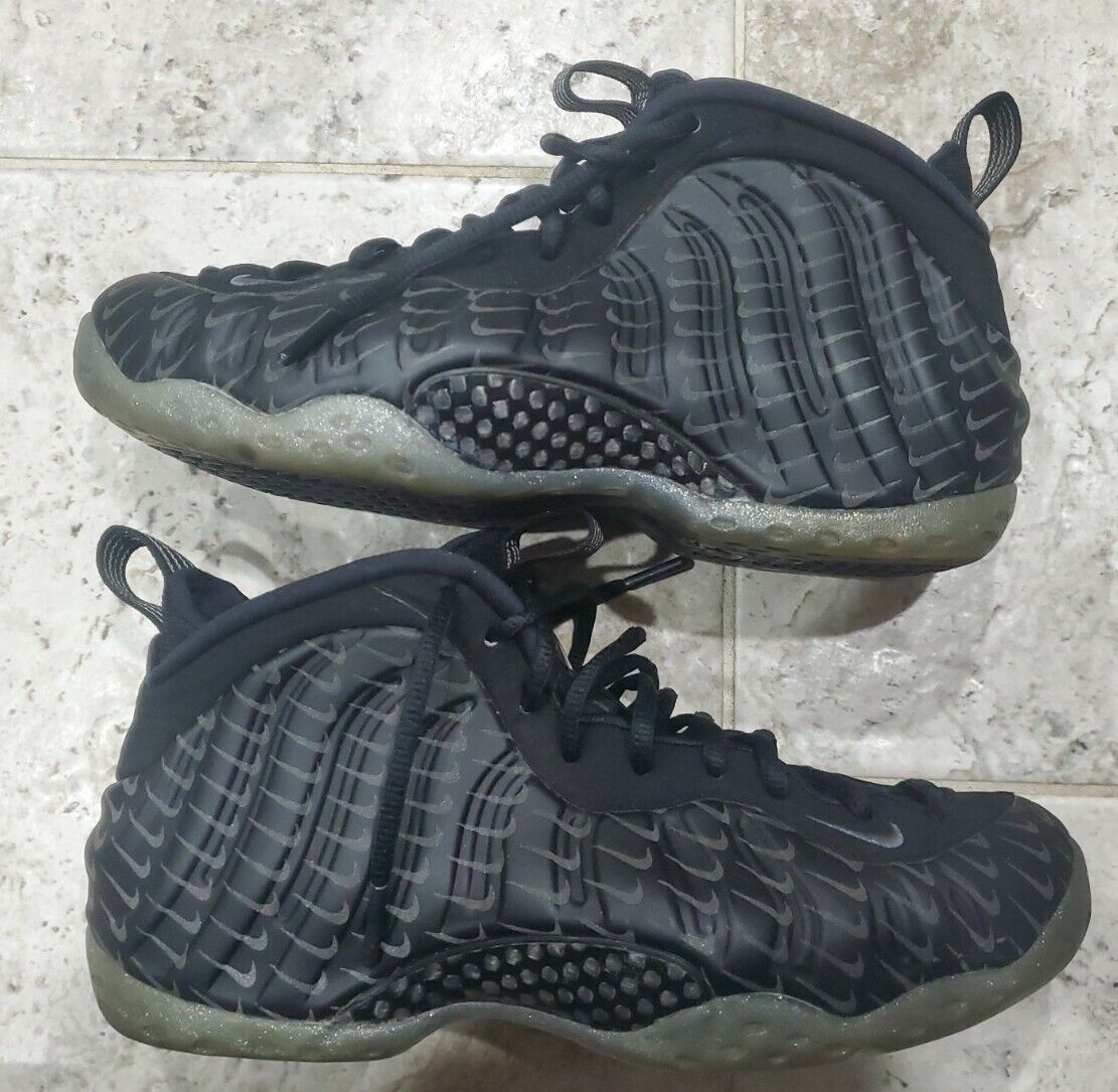 Nike Air Foamposite One QS All Over Swoosh Black Sneaker Nike Air Foamposite One QS All Over Swoosh Black Sneaker