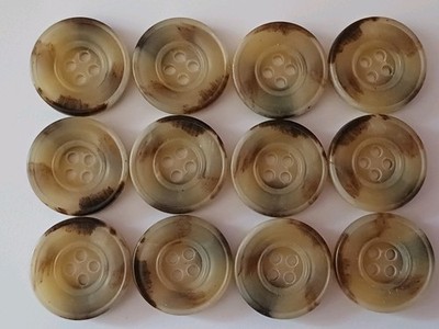 12 x 20 mm (32 L) beige dunkelbraune Flecken 4 Loch Scheinhorn matt Knöpfe + Gratis Geschenk