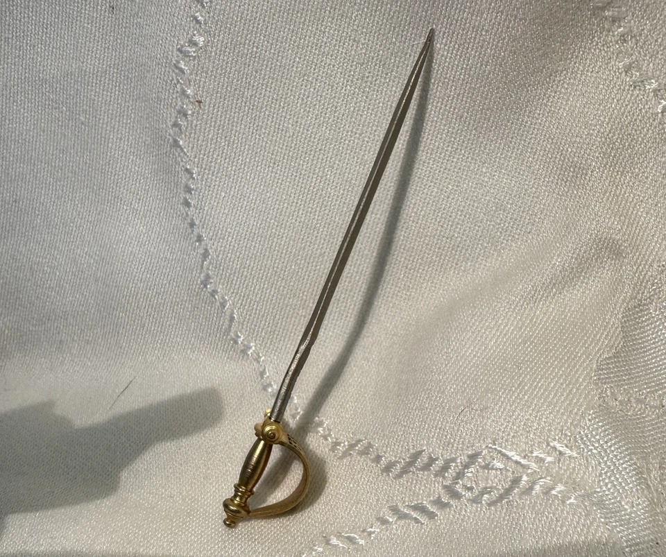 De colección Toledo España Espadas de Latón Cóctel Aperitivo Pinchos Soporte - 12 Espadas Foto 2 de 4