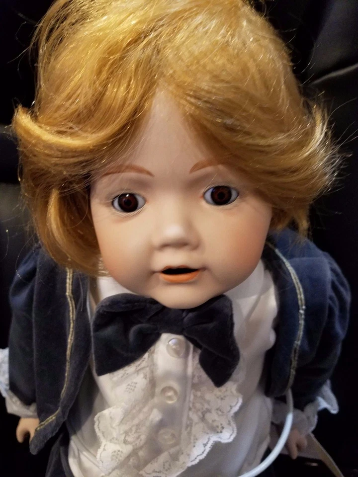 Muñeca de porcelana "Troy" #PTD75 21" de alto por Bradley's Collectible Dolls Limited Foto 2 de 4