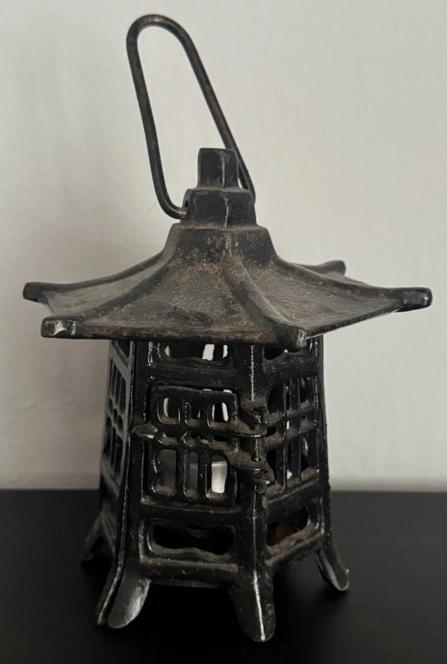 Antigua linterna de pagoda japonesa en hierro fundido alrededor de 1930 Foto 3 de 4