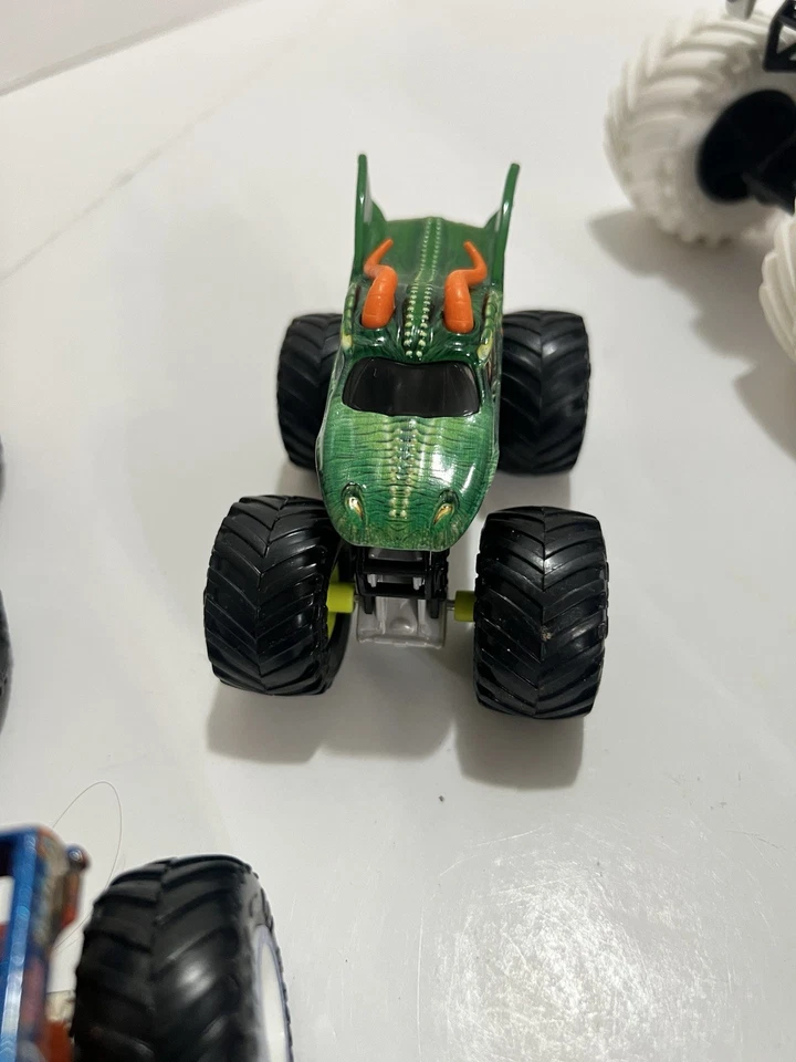 Hot Wheels Monster Jam Truck Lote de 8 - Raro excavador de tumbas blanco y negro Foto 4 de 4