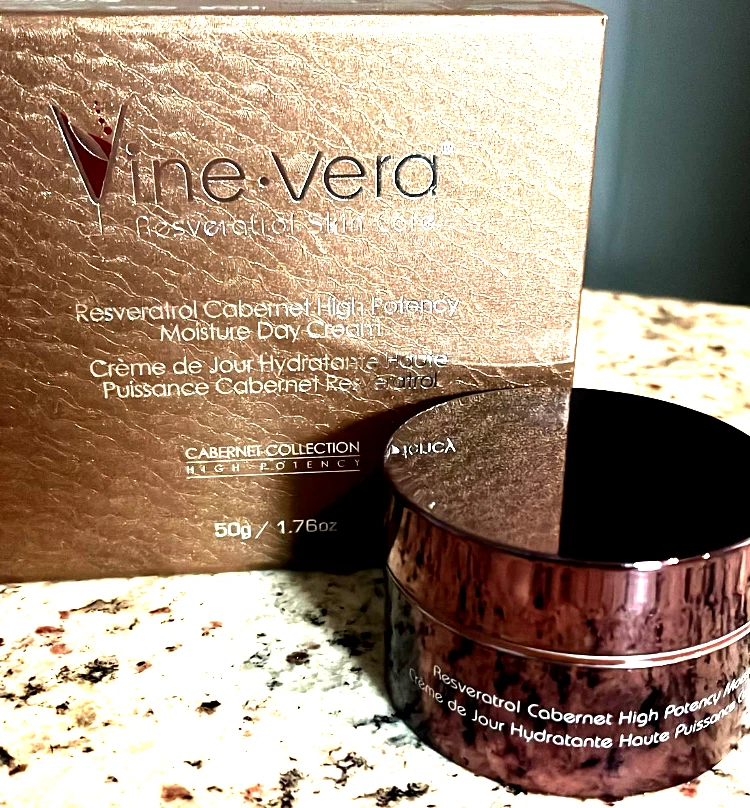 Crema de día hidratante de alta potencia Vine Vera Resveratrol Cabernet - 1,76 fl oz / 50 g Foto 4 de 4