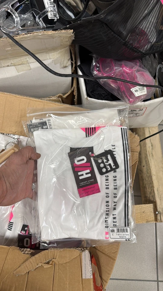 stock abbigliamento firmato nuovo Hllo T-shirt  Felpe Pantaloni Calze Cappellini - Immagine 2 di 4