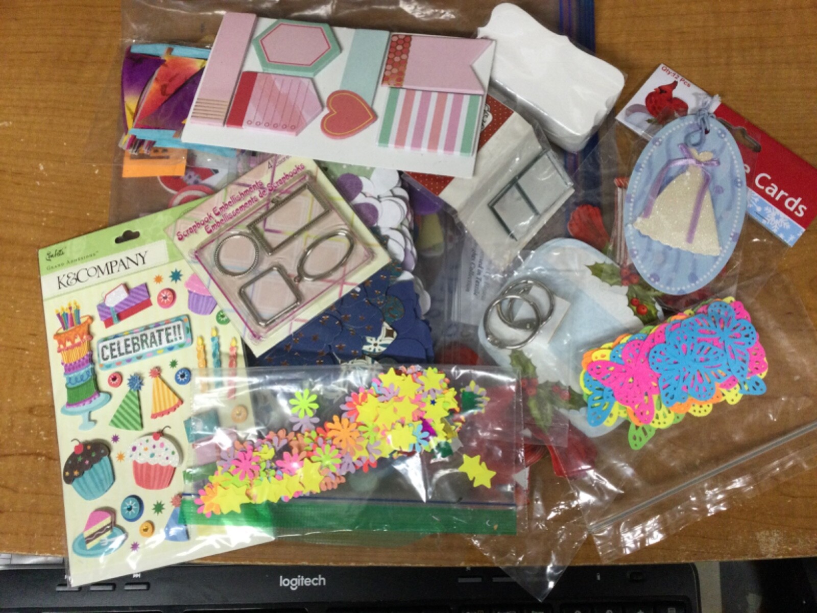 Álbum de recortes mezcla surtida de adornos, etiquetas, tarjetas de lugar, etc.