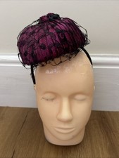 Couture Millinery von Margaret W Wright MOULIN ROUGE Sitzmütze Beanie Fascinator