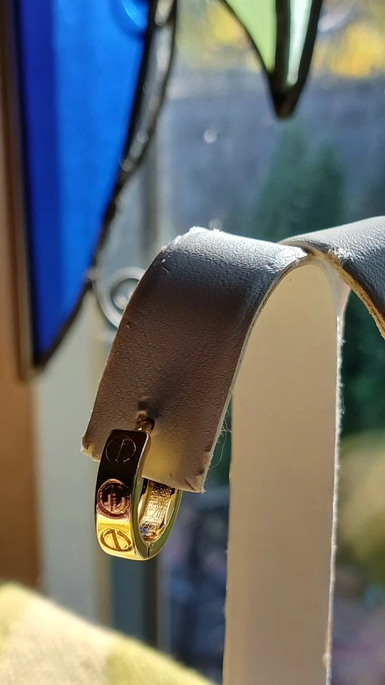 Aros de cabeza de clavo rellenos de oro de 18 K Foto 3 de 4