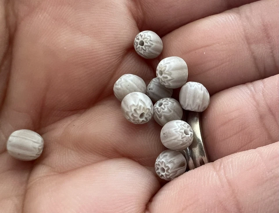 Lote de cuentas de vidrio lila crema pálida Chevron capa mate rara comercio veneciano vintage Foto 3 de 4