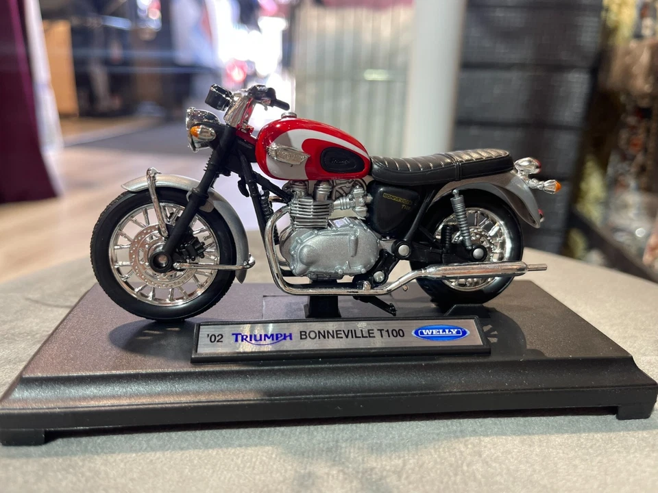 Welly 1:18 Scale Motorcycle Motorbike Die Cast Model Triumph Yamaha Norton Kawas - Image 2 of 4