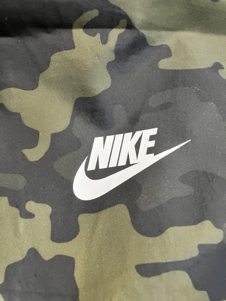 Nike Tejido Camuflaje Jogger Pantalones de Viento Para Hombre Medianos Verde Negro Malla Forrada BV2981-331 Foto 2 de 4