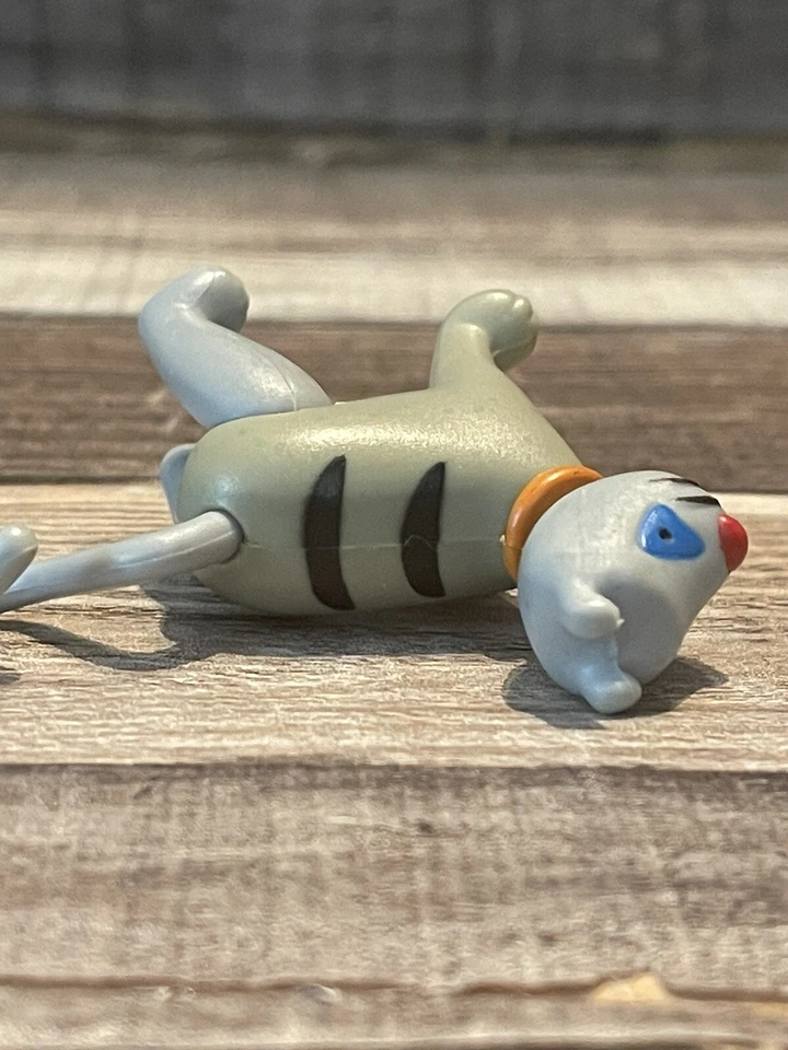 ФИГУРКА КОШКИ CAILLOU GILBERT 2 ДЮЙМА ВЫСОКАЯ СЕРАЯ ГОЛУБАЯ ПОВЯЗКА НА ГЛАЗА CINAR ПОДВИЖНАЯ - Изображение 4 из 4