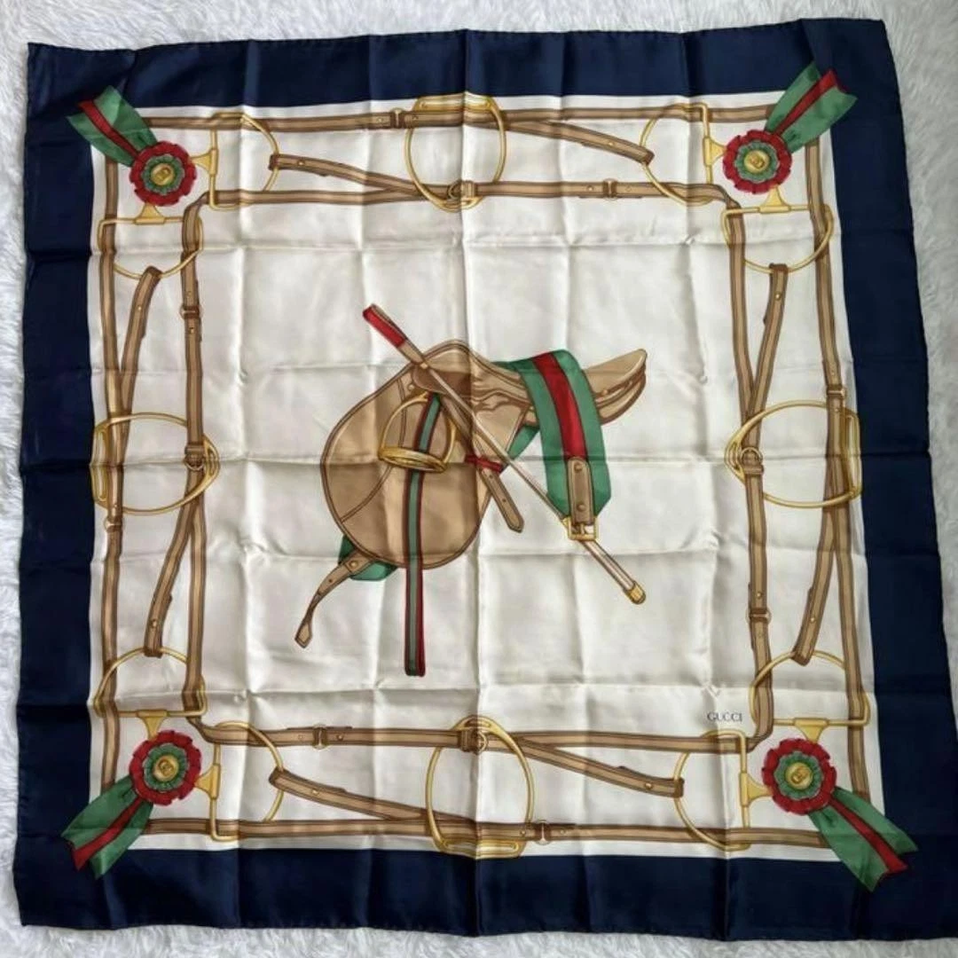 Foulard Gucci grande taille logo selle rosace Gg soie du Japon