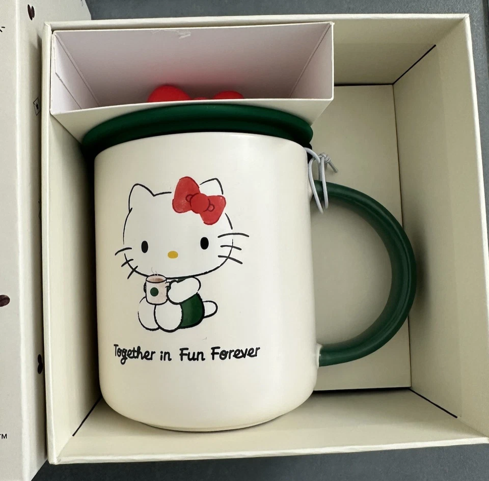 Starbucks Hello Kitty Pelúcia + Caneca com Bow Top Feriado 2025 Lançamento Limitado NOVO - Imagem 3 de 4