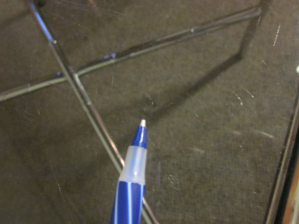 Mesa auxiliar Hollywood Regency cromada y vidrio ahumado Foto 2 de 4