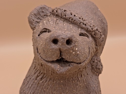 Margaret Hudson Bär mit Schlafmütze Handarbeit Tonskulptur   - Bild 2 von 7