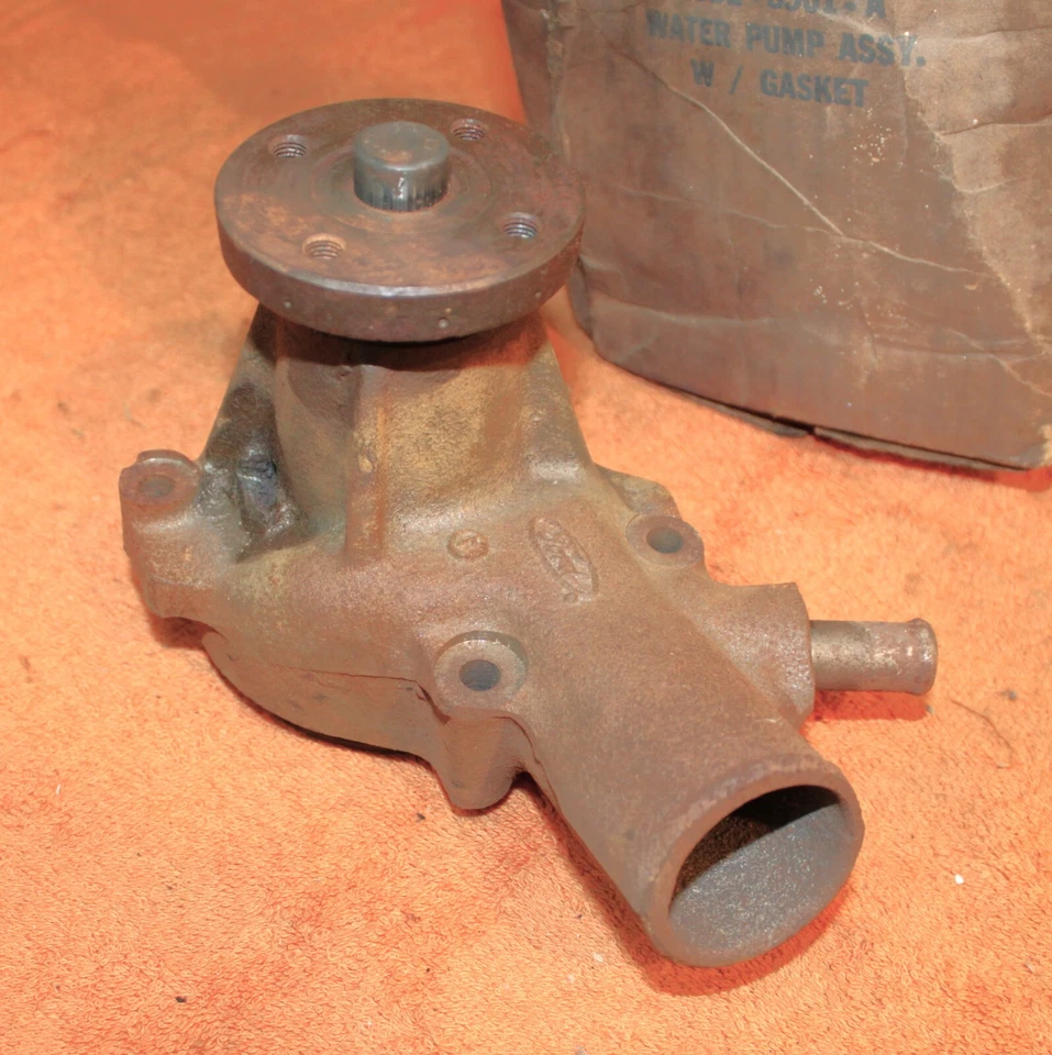 Ford Mustang Maverick Fairlane Ranchero Comet Montego 1969-74 nuevo en stock 250 bomba de agua Foto 2 de 4