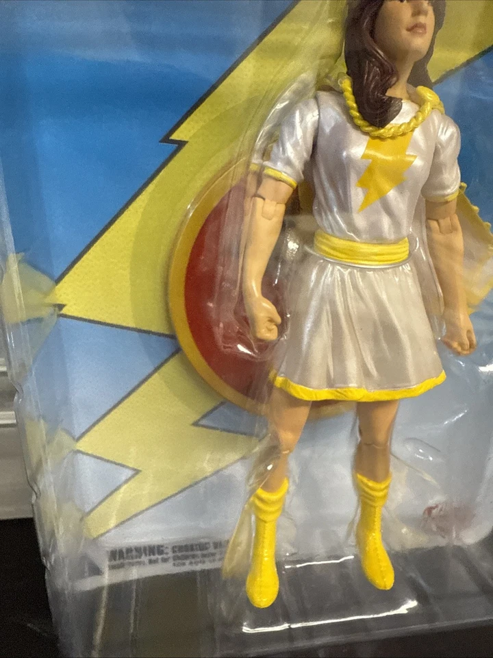 DC Direct Toys Shazam! Variante Blanca - Figura Mary Marvel 6” con Capa Nueva Foto 3 de 4