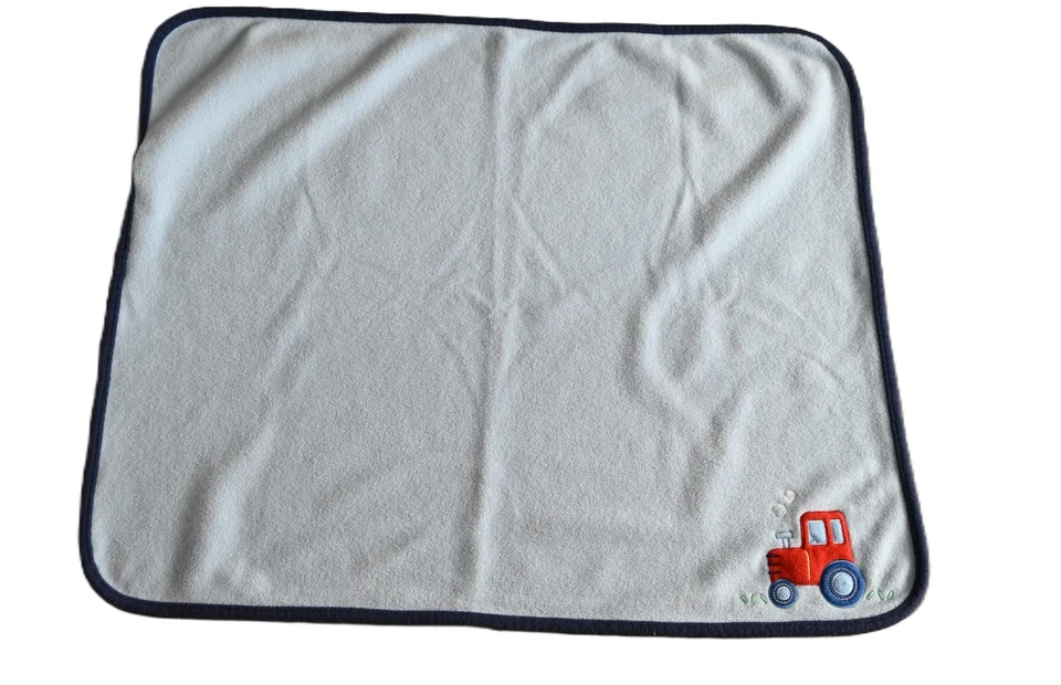 Светло-голубое одеяло Carters для мальчика с красным трактором - Изображение 2 из 4
