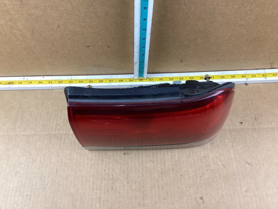 Luz trasera derecha pasajero Subaru Legacy 1992-1994 166-58619 OEM Foto 3 de 4