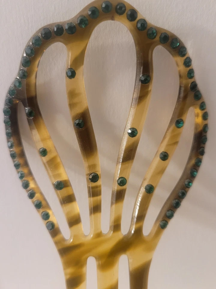 Peine de pelo vintage de celuloide marrón tortuga victoriano con pedrería verde Foto 2 de 4